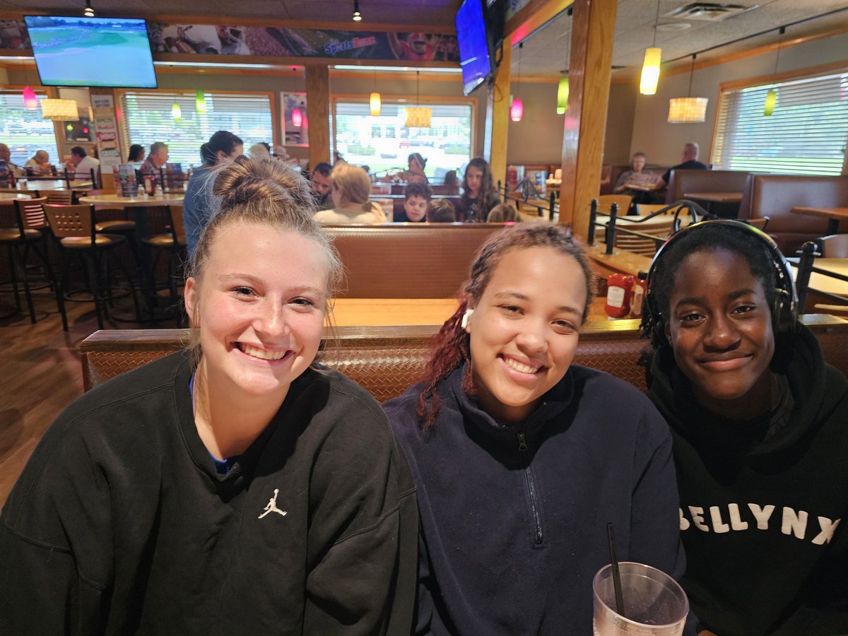 ZaraGosse's tweet photo. Pregame with my teammates! Let's go! @SelectEventsBB Live! At Lakepoint #WinnersUnited2026 #Classof2027 #paintprotector @peaceashina11 Asia Walker https://t.co/q7lnGdpseQ