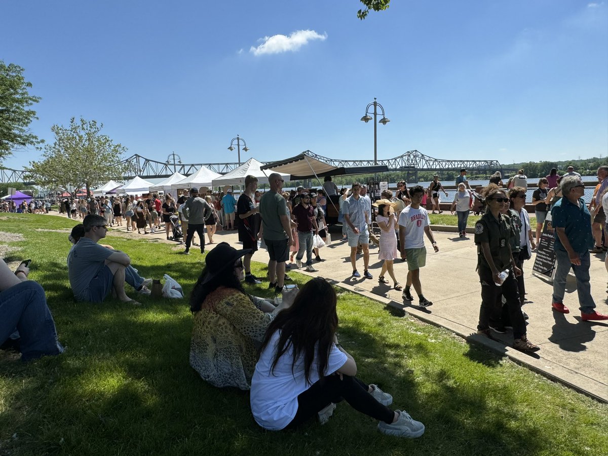 Congratulations to the Peoria Riverfront Market for a successful opening day! The Riverfront was packed with shoppers who were out supporting local vendors, musicians, entertainers, and restaurants!