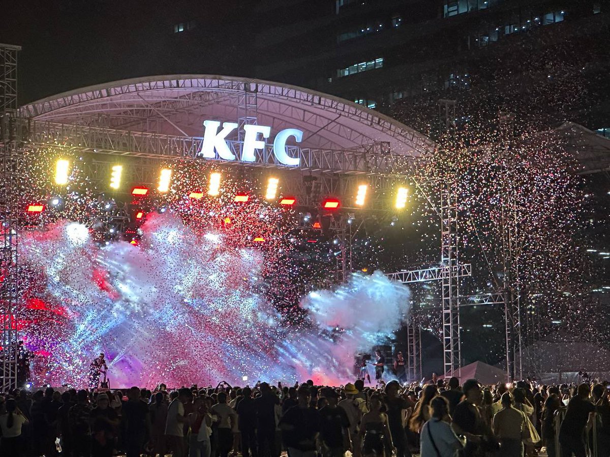 What a night! #KFCKentuckyTownPH #KFCKentuckyTownAtSMMOAConcertGrounds @KFCPhilippines