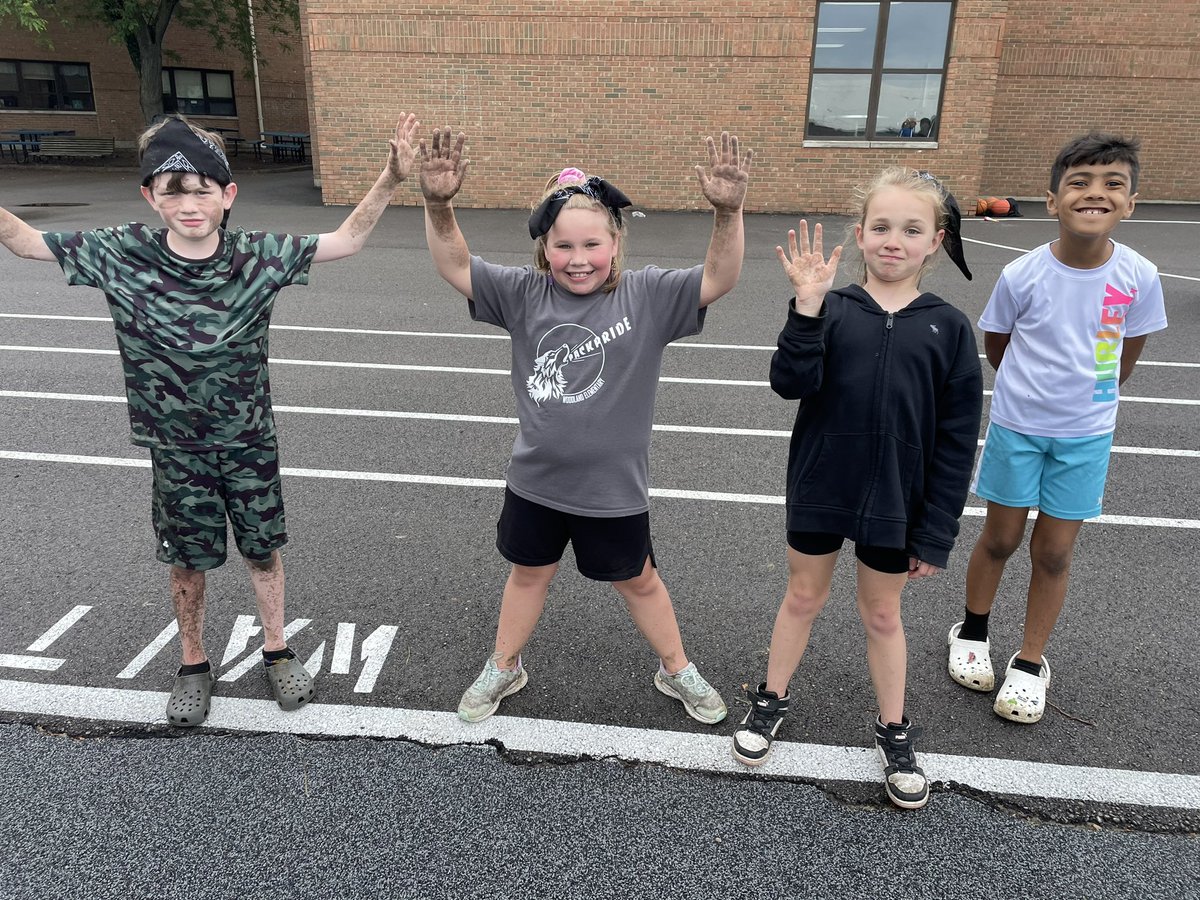 amydocherty44's tweet image. Field Day Fun!! These pictures and video sum it up!! Thanks PTO for adding the dunk tank! That was a big hit! I’m sure @MrWisePrincipal  @MrsHuber21  and @Mrs_Roessner loved it too! 😂❤️ @wolvestweet