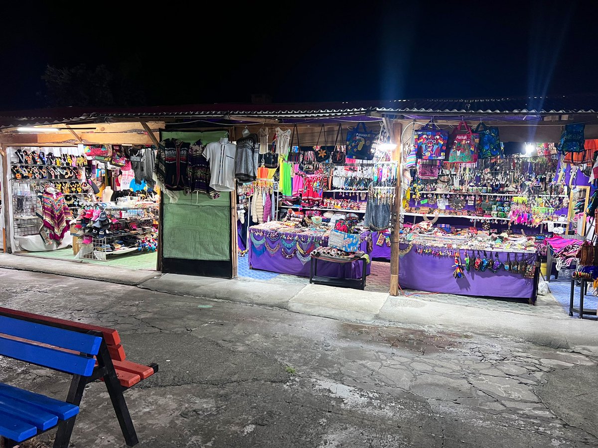 Ayer estuve por Boquete, con unos colegas de Centroamérica. 
Los llevamos al Mercado de Artesanías…me sorprendió que un 90% de lo que venden no es artesanal… y un mismo porcentaje 90% son vendedores extranjeros, con mercancía extranjera. 
Pasé pena.!
Quién debe arreglar eso?