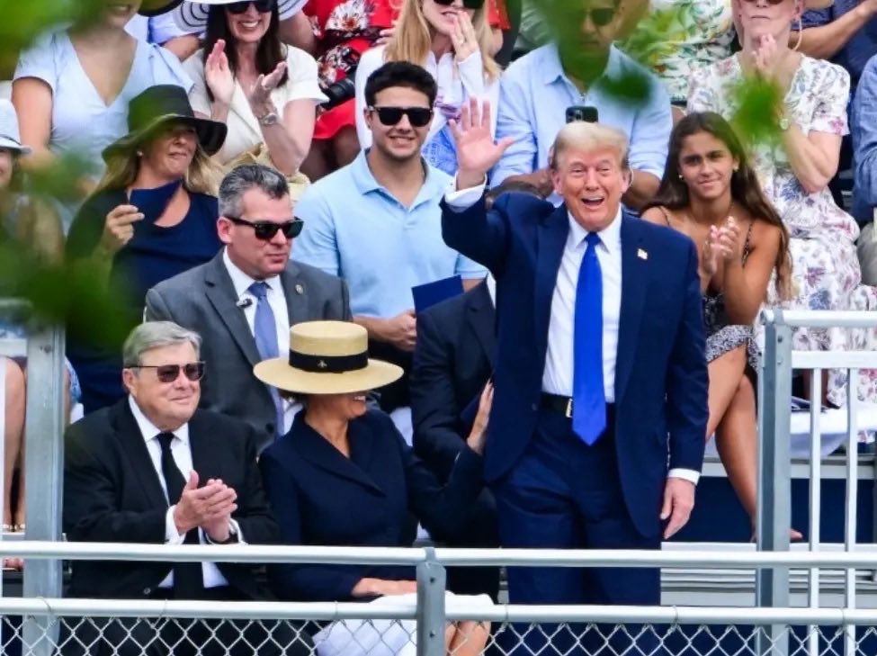 #PresidentTrump & Melania ‘escaped’ NYC to Florida on Friday to see Barron graduate high school.😃👨‍🎓 The Class of 2024 leave the exclusive Oxbridge Academy in West Palm Beach with the world as their oyster in theory, but I wonder what ‘tall trees’ has in mind for a career.🤔