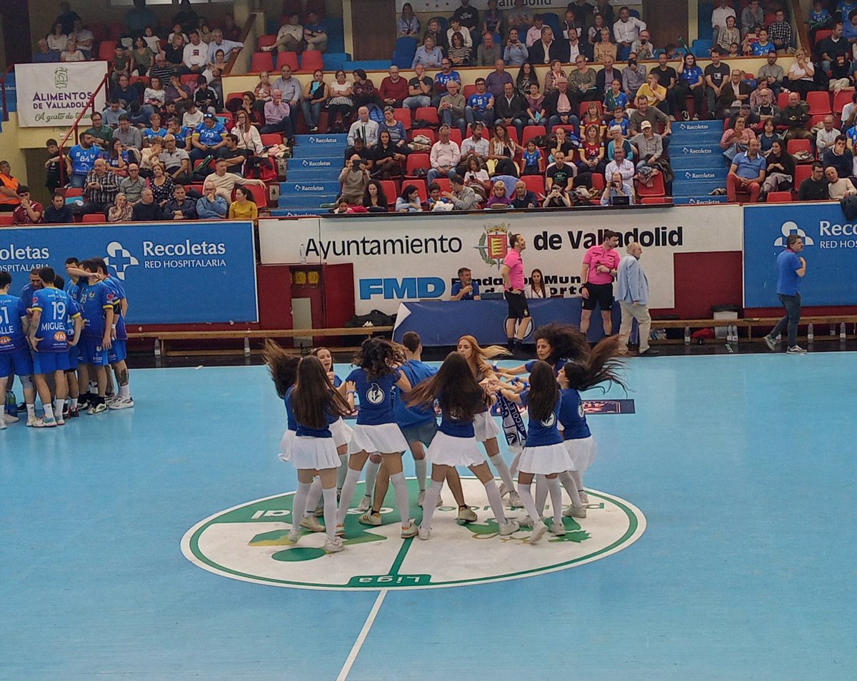 2Solete's tweet photo. Min. 45:24 , @atlvalladolid  31 - 24 @ADEMARLEON
Tm local con @Pucela_Dance https://t.co/ek9WW1LaDm
