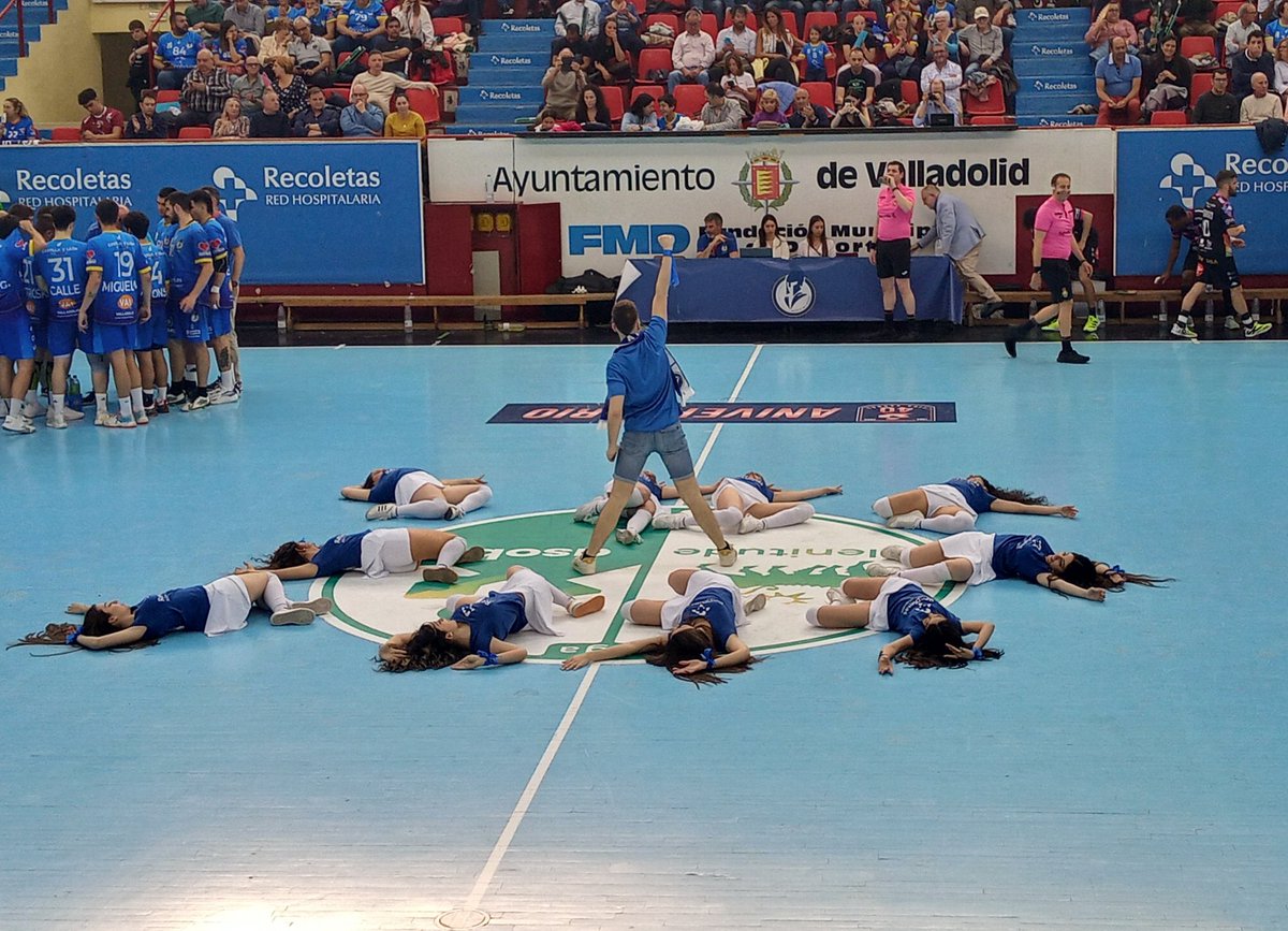 2Solete's tweet photo. Min. 45:24 , @atlvalladolid  31 - 24 @ADEMARLEON
Tm local con @Pucela_Dance https://t.co/ek9WW1LaDm