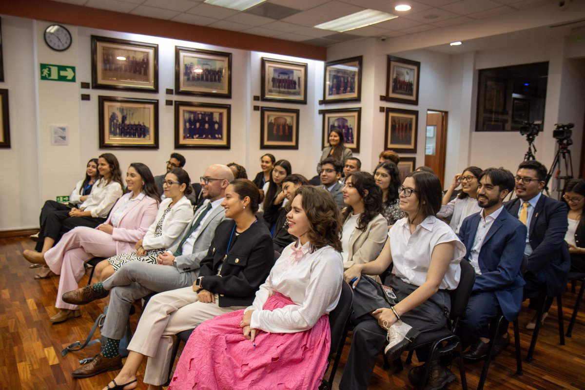 📜El Secretario de la Corte, Pablo Saavedra Alessandri, juramentó a pasantes y visitantes profesionales del período mayo-agosto, quienes provienen de diversos países del mundo. 🌍 El Secretario destacó la contribución que estos jóvenes profesionales realizan en nuestro