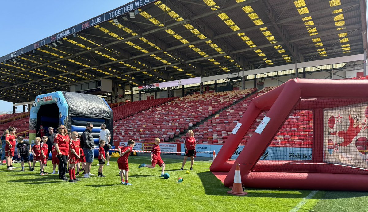 Fabulous sunny afternoon at @AberdeenFC for @AFCCT #picnicatpittodrie 
I will be sticking to golf, however 🙈⚽️🔴⚪️
#10years #changinglives