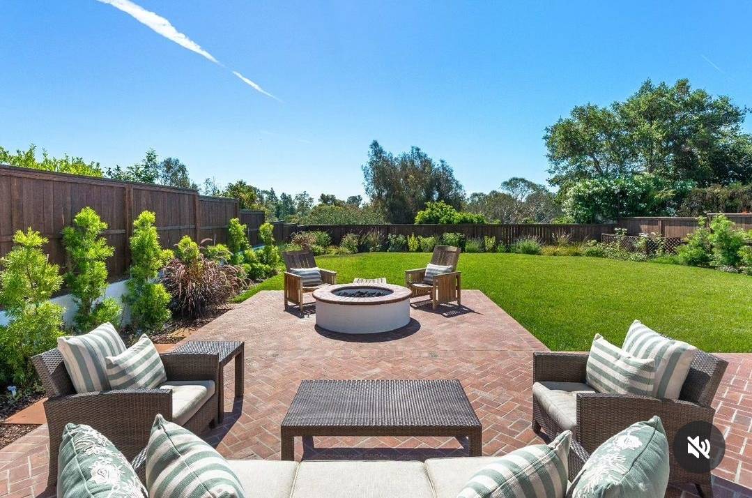 marcorufo's tweet image. Summer days and nights are made for such a gorgeous backyard retreat! ☀️🌴

#summertime #backyardvibes #realestate