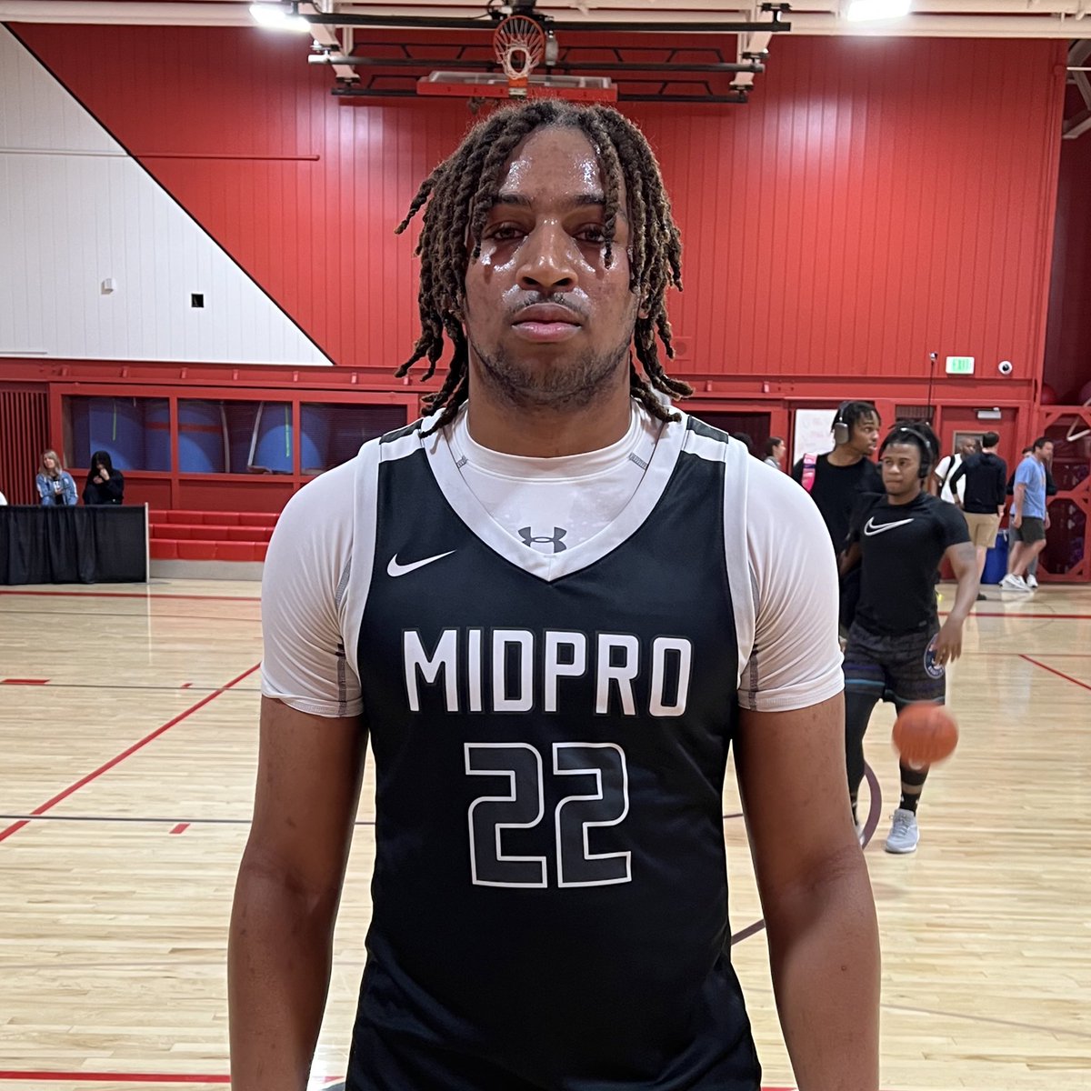 2025 6’5 Trey Taylor having a strong weekend for @MidProAcademy - tough and versatile forward is an above the rim athlete, can play inside and out, strong defender and mismatch problem. @ny2lasports