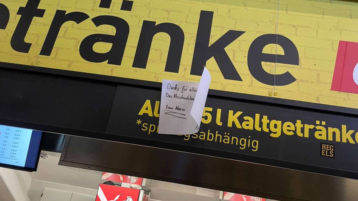 🇩🇪🍻 MARCO REUS GIVES FREE BEER TO DORTMUND FANS! 😎

He left a note on the bar in the stands, which says: "Thank you for everything! The farewell beer is on me. Your Marco." (Ruhr24)