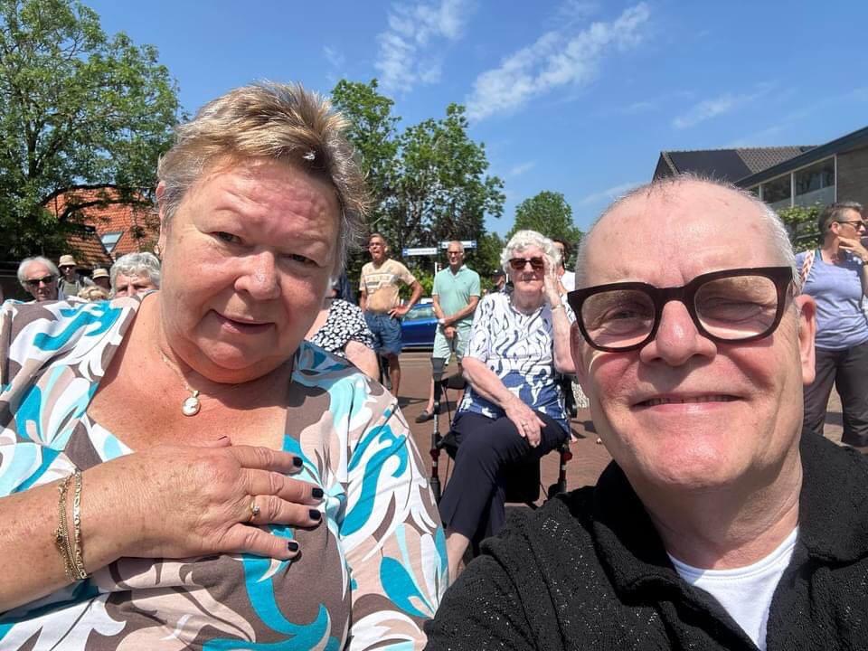 Aanwezig bij de onthulling van het Gonne Donkerplein in Ilpendam. Wat een mooie warme bijeenkomst met familie uit de Grand Rapids uit Amerika. Zo goed gedaan. Een mooi monument voor een sterke vrouw.