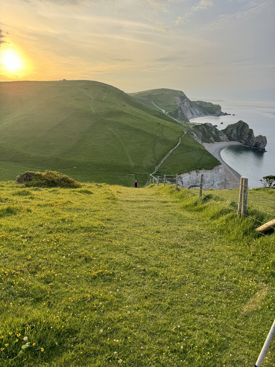 StevePhillips85's tweet image. 21+ Miles along the Jurassic Coast for charity today.. complete in 8hrs 3mins… legs have gone! 😎