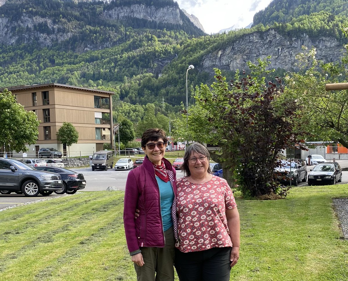 So lovely to meet ⁦@suereedwrites⁩ in the Haslital, on her journey through Switzerland! 🇬🇧🇨🇭 Sue is generous with insights and support for other #womenwriters in the ⁦@womenwritersnet⁩ community. How nice, finally to meet her in person! #WritingCommunity