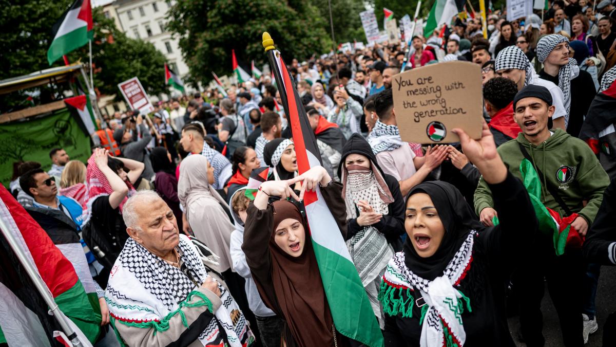 Palästina-Demo zieht durch Berlin – Teilnehmer zeigen Zeichen zur Hamas-Unterstützung to.welt.de/wX0IqLR