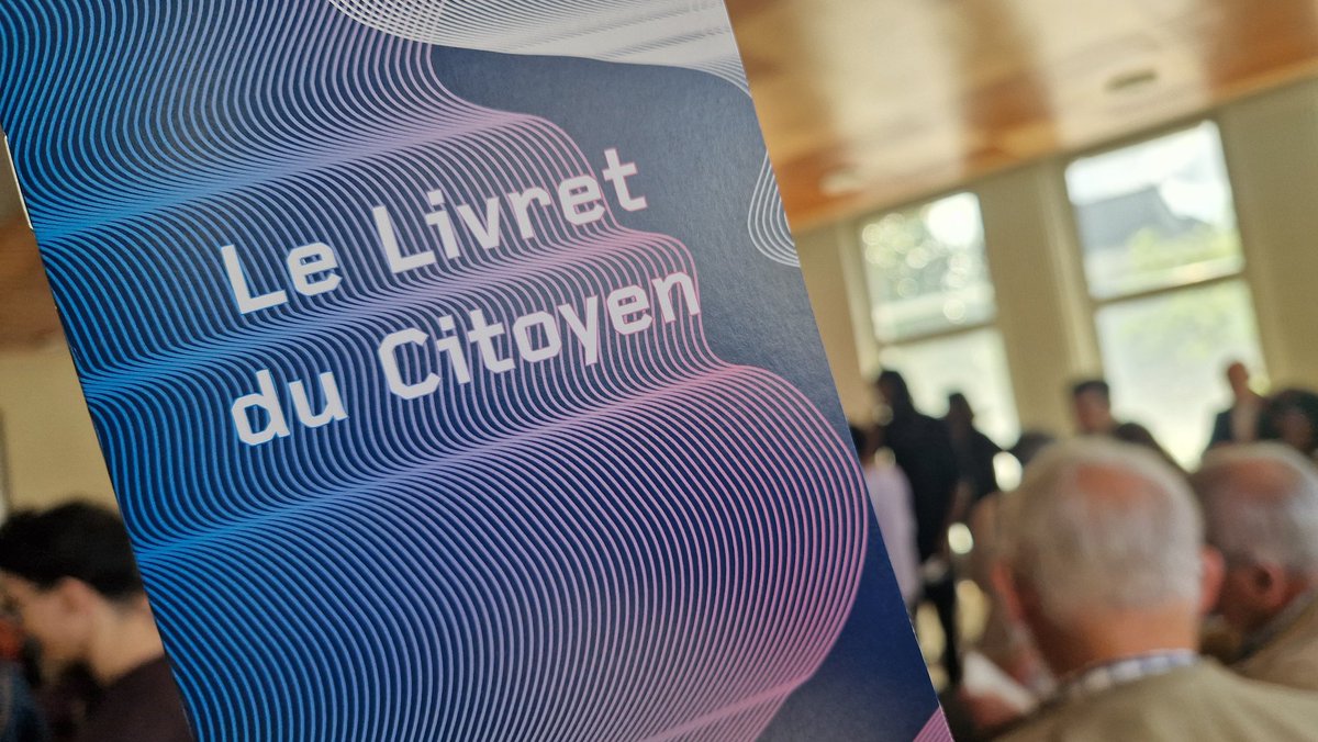 À la mairie d'@avrille49 pour la remise de leur première carte électorale à de nombreux jeunes inscrits sur les listes électorales de la commune. #citoyenneté #élections #vote #démocratie #Européennes2024 🇪🇺