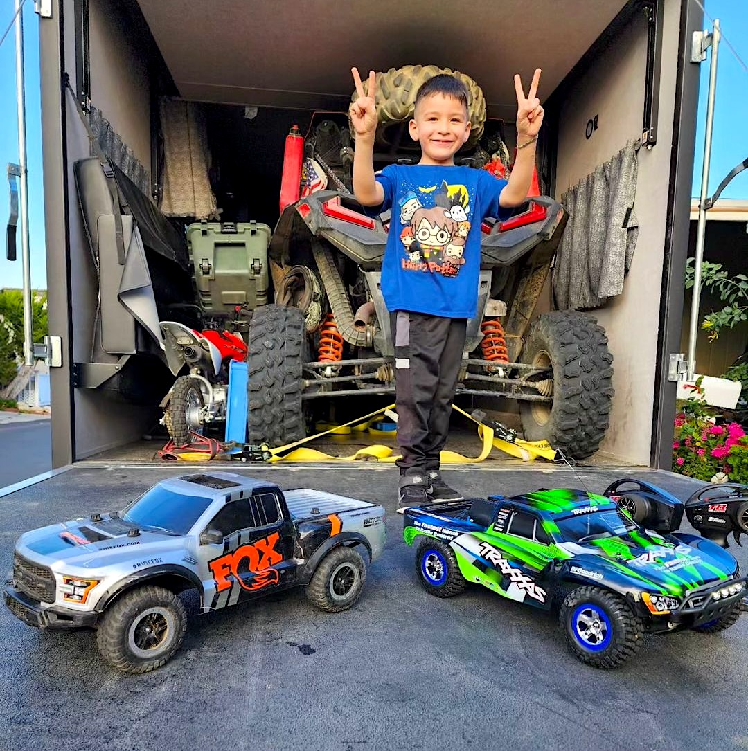 THIS is our kind of weekend!! 😃
Double the #Traxxas trucks ✌🏼 — double the fun! ✌🏼

Are you Team SLASH or Team RAPTOR??

[[Model # 58034-8 / 58134-8]] #TraxxasSlash
[[Model # 58094-8]] #TraxxasRaptor
#FastestNameInRadioControl #RC
#TraxxasFanPhoto 📸: xploarr
#FordRaptor #Slash