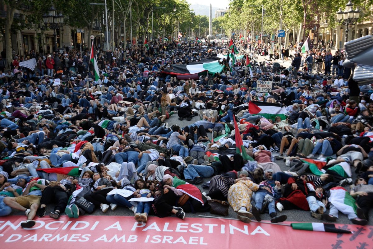 برشلونة اليوم، مئات الأشخاص خلال مظاهرات دعمًا لفلسطين في شارع باسيغ دي غارسيا 🇵🇸