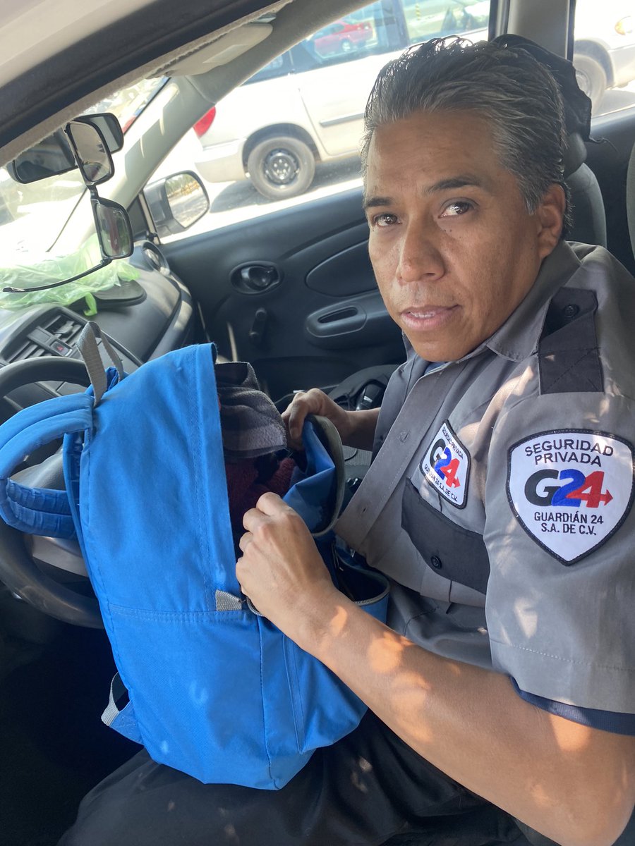 alejatorrentera's tweet photo. @ADTEscucha tu guardia prepotente, grosero y carente de empatía. Me vio acomodándome para estacionarme y aún así se metió y ocupo el lugar. Me baje le pedí que se moviera porque yo estaba ahi,me dijo: no y que le hiciera como quisiera,mi mamá tiene 88 años y no puedecaminar mucho https://t.co/ID3V6yzkkI