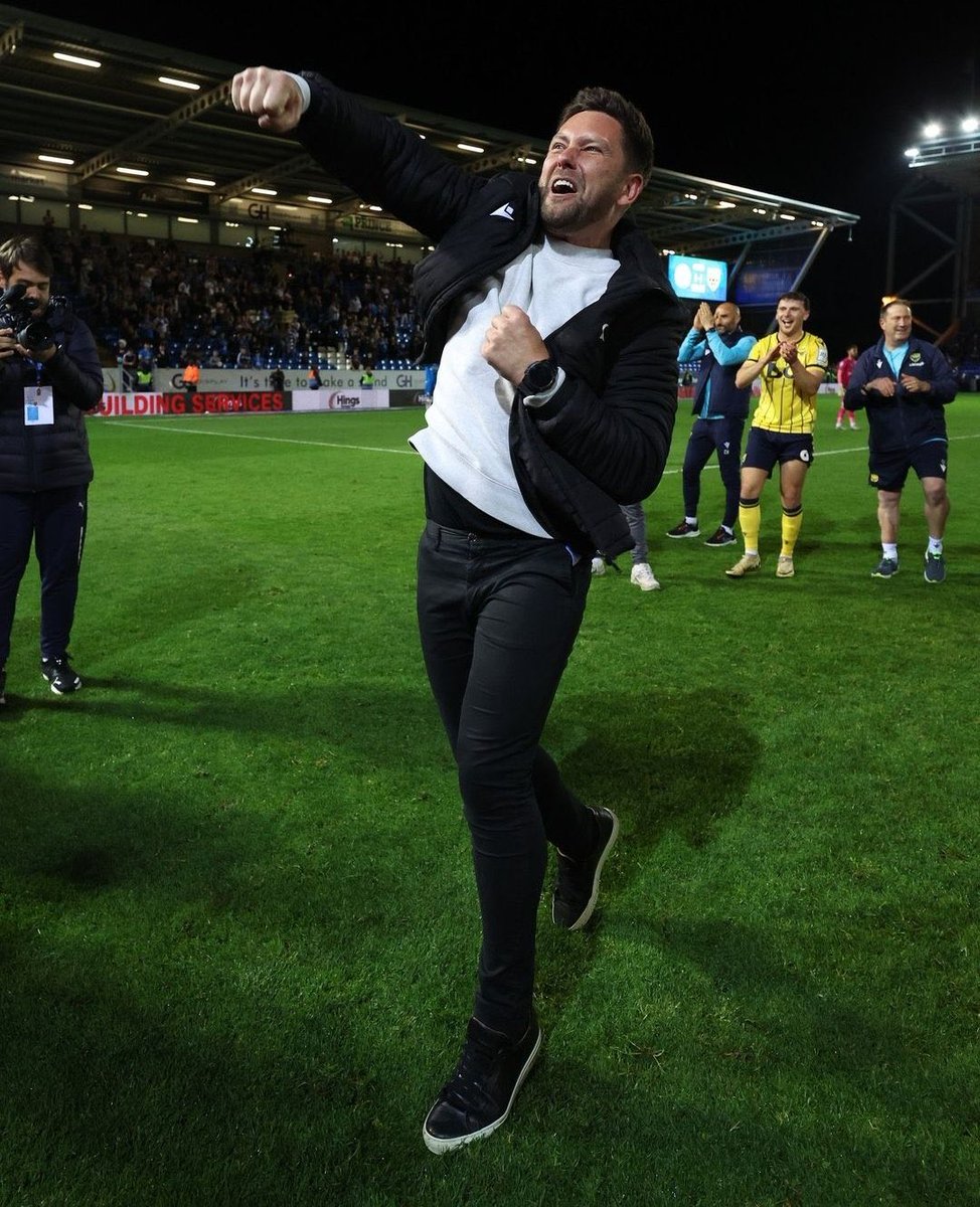 Former Mumbai City FC head coach guides Oxford United FC back to the second tier of English Football League for the first time since 1999 🔥 WHAT A COACH! @DesBuckingham