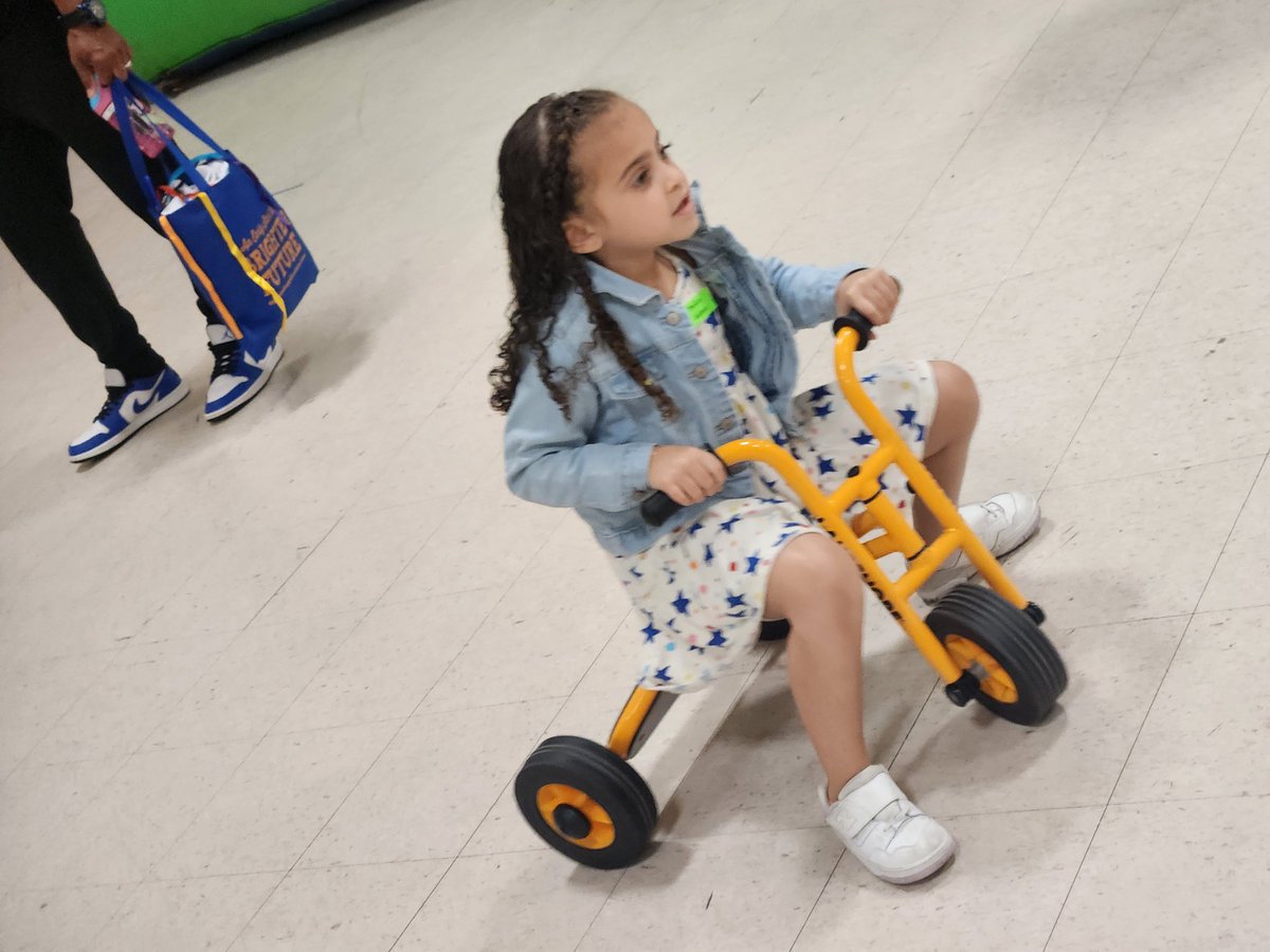 STEMontheHUMP's tweet photo. APS' Office of Early Learning hosted an amazing Fun Fest! Our 👶🏿👶🏽👶 have a future that's so bright #inAPSPreK. Join us!
#APSOEL
#OfficeOfEarlyLearning https://t.co/6YpmMaeDod