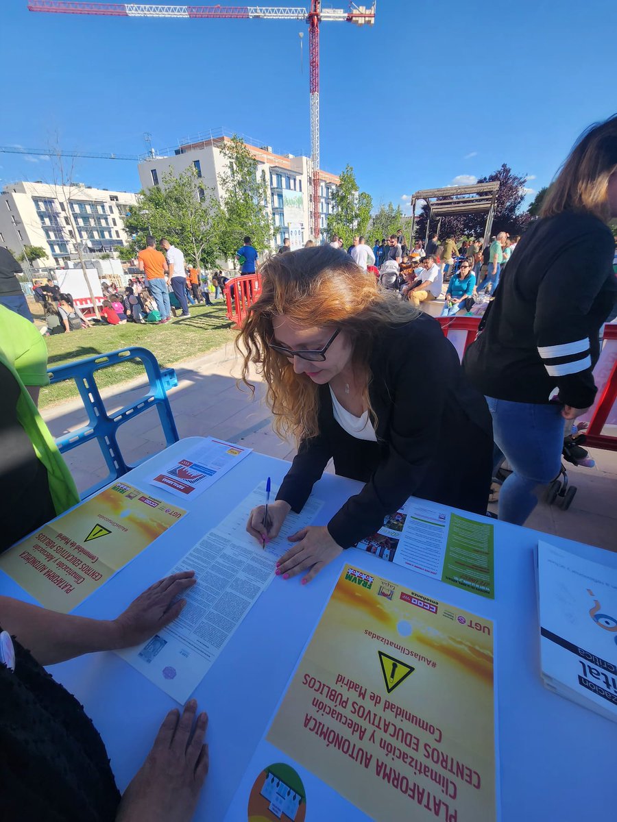 En el Día Internacional de las Familias en @AytoAlcorcon 'Familias y Cambio Climático' la FAPA con @Delegacionfapaa 👩‍👧‍👧👨‍👩‍👧‍👦👪👨‍👩‍👦‍👦👪🏾👨‍👧‍👦 Qué mejor momento para apoyar la ILP Climatización y Adecuación de Centros Educativos Públicos de la @ComunidadMadrid 🌱☀️❄ #AulasClimatizadas