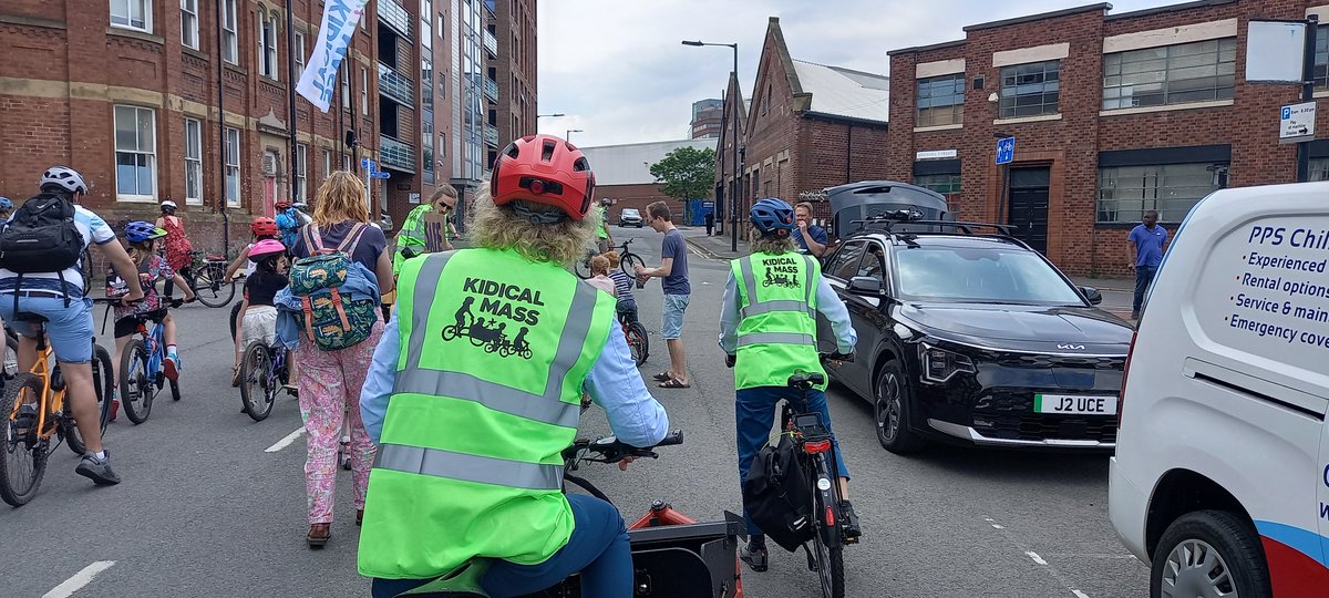 Great to be at Kidical Mass today for a fantasticly well-organised family mass cycle ride 🚴🏽‍♂️💚

We heard from a pupil from High Storrs school who would love to cycle to school but cannot due to #Sheffield’s dangerous roads, &amp; lack of safe cycle routes. 

1/2