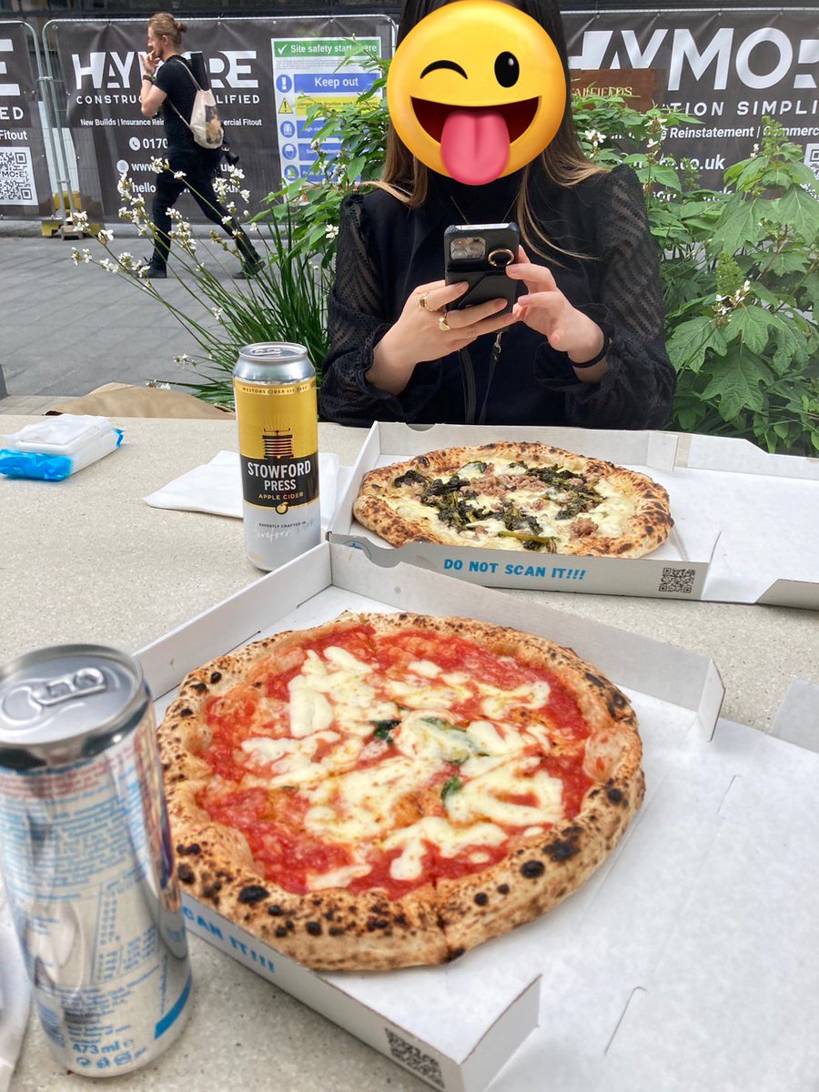 Spitalfields Marketの中にある人気のピザ屋さん。最近あったかいので、Tescoでcider買って(友人はレッドブル🕊️)近くの広場で青空ピッツァパーティー！超美味しかった〜！折り畳まれた£5のピザが安くて有名だけど、私の食べたSalsiccia、🥦とソーセージめっちゃ美味かったから食べて欲しい