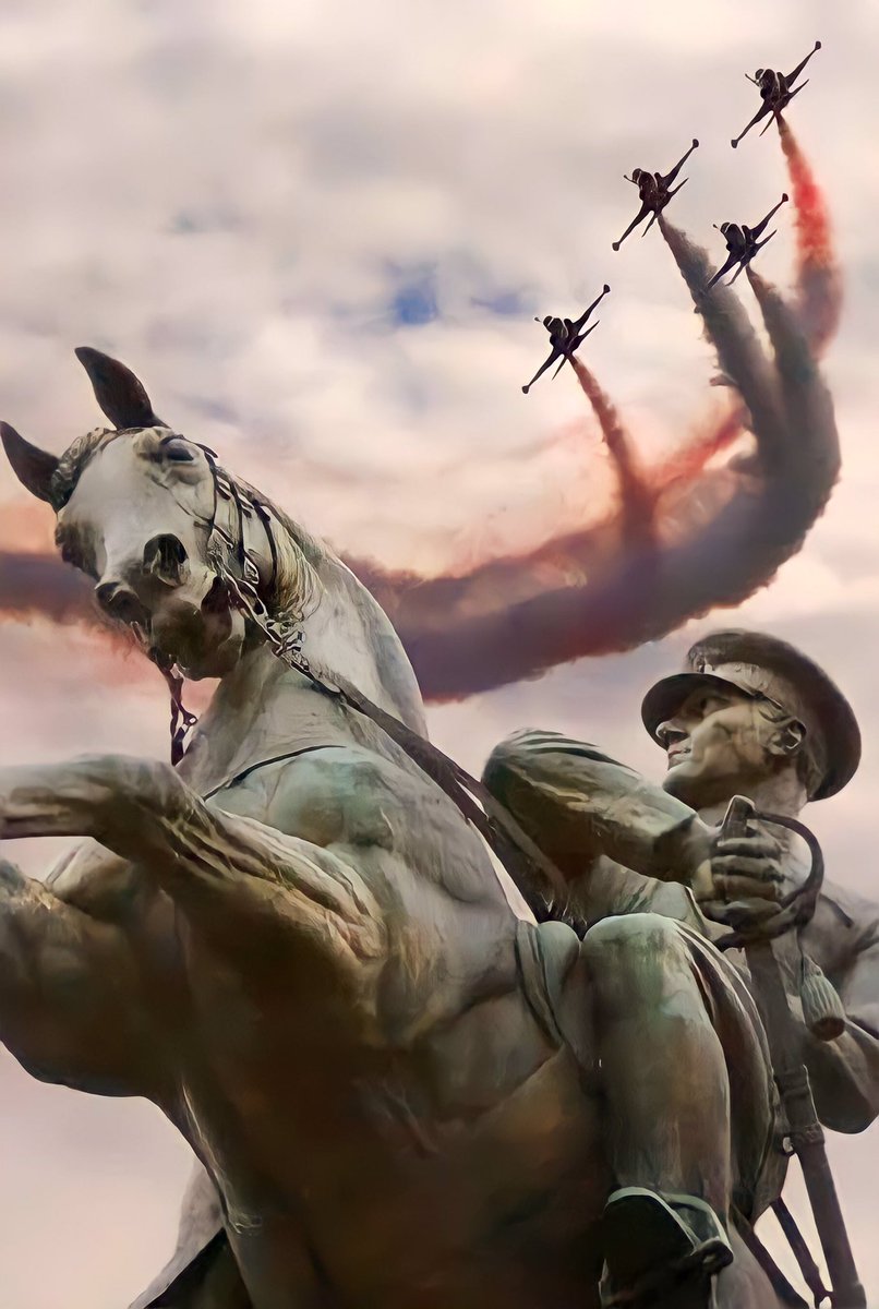 Saygı olsun bu çelik atlıların gök tuğuna!
Tuğu kaldırmış olan orduların Başbuğ'una!