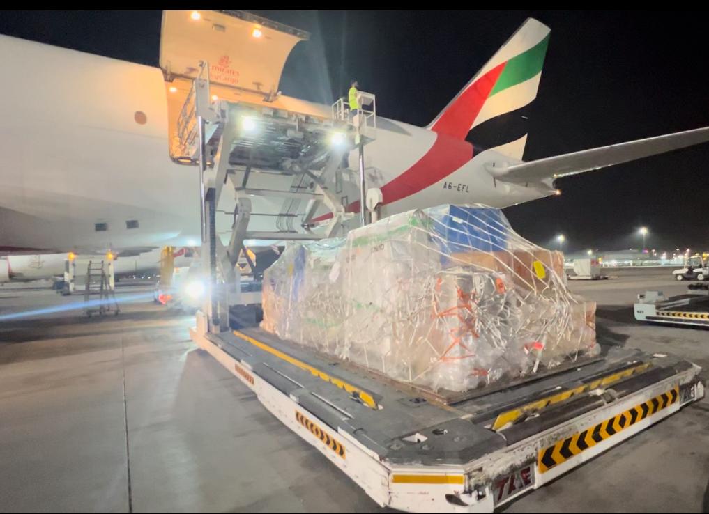 Chegará esta noite a SP o primeiro de 3 voos com ajuda humanitária dos 🇦🇪 ao 🇧🇷, transportando 64t de carga (500 geradores, 10 mil pacotes com redes de proteção contra mosquitos, 10t de produtos para higiene, 10 mil cobertores e 5 mil lâmpadas solares). 🇧🇷 🤝🇦🇪 @MOFAUAE