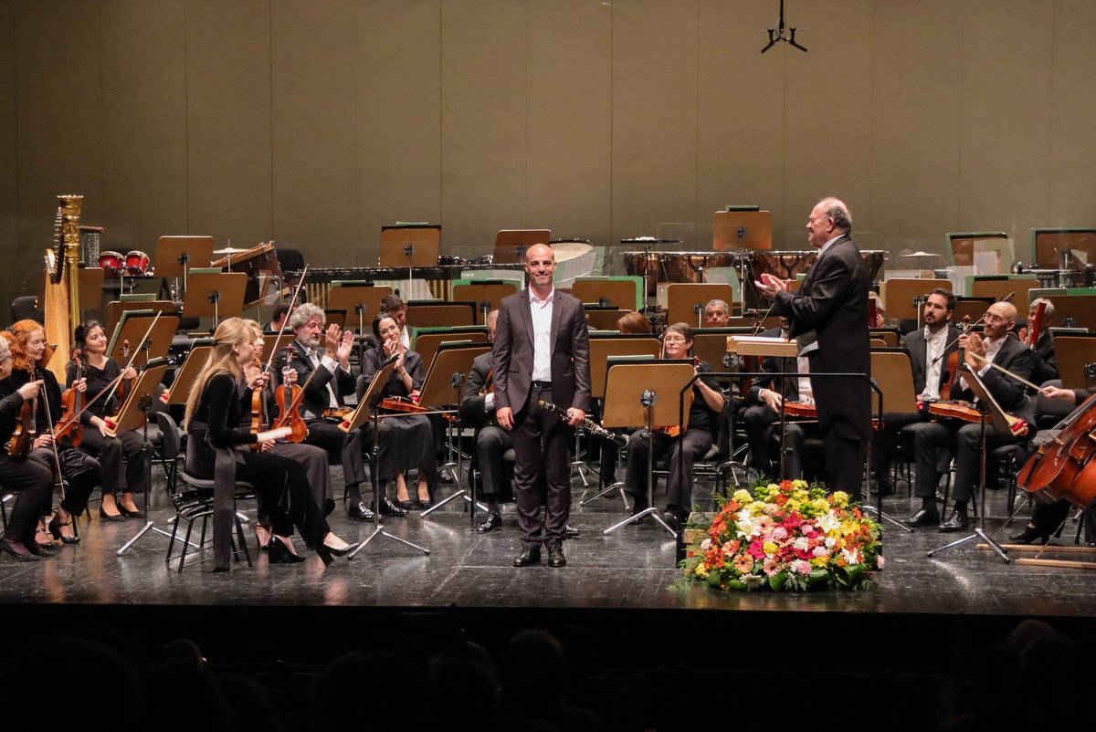 Estas son algunas de las imágenes que nos dejó nuestro emotivo décimo concierto del ciclo Gran Sinfónico en el Teatro de la Maestranza 🎶 Nuestro solista José Luis Fernández, el maestro Marc Soustrot y la ROSS nos regalaron dos veladas que no olvidaremos.