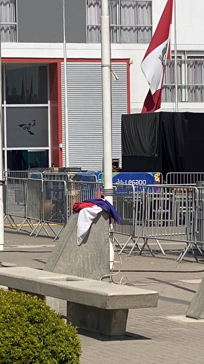 mitobernal's tweet photo. Aquí estamos en una reunión deportiva donde se nota que quieren hacer algo grande, todo lindo y  sorpresa! La única bandera que no ponen es la chilena! Cuek!! Organización rasca!! Y mas encima la tienen tirada😡
#maratonLima42k @adidas #deportesperu @LegadoOficialPE https://t.co/QBw6UHyJKl