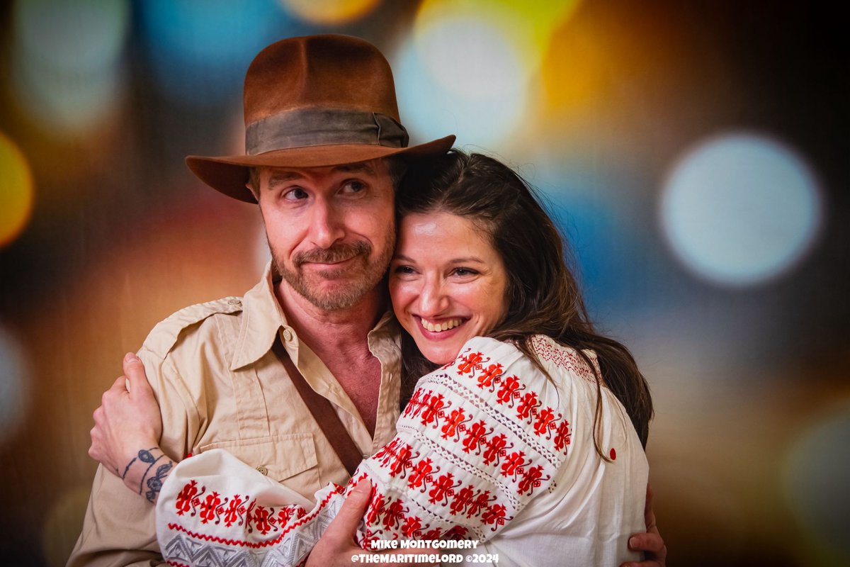 Sometimes, you get a #cosplay pair that just works.  A perfect example being @FoxLidstoneCosplay and @Eyrabastcosplay as #IndianaJones & #MarionRavenwood … complete with monkey!  You’ve got pretty much the entire Indy/Marion relationship … including the right cross! 😂