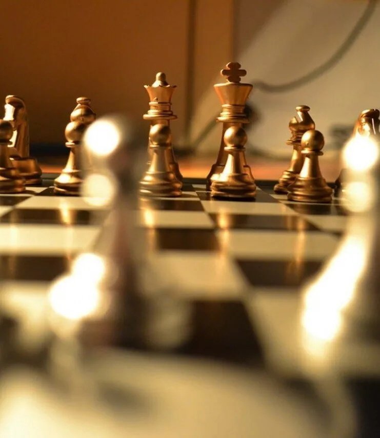 Жизнь — как игра в шахматы. Чтобы выиграть, нужно понимать правила и предвидеть ходы. 〰️ Виктор Гюго