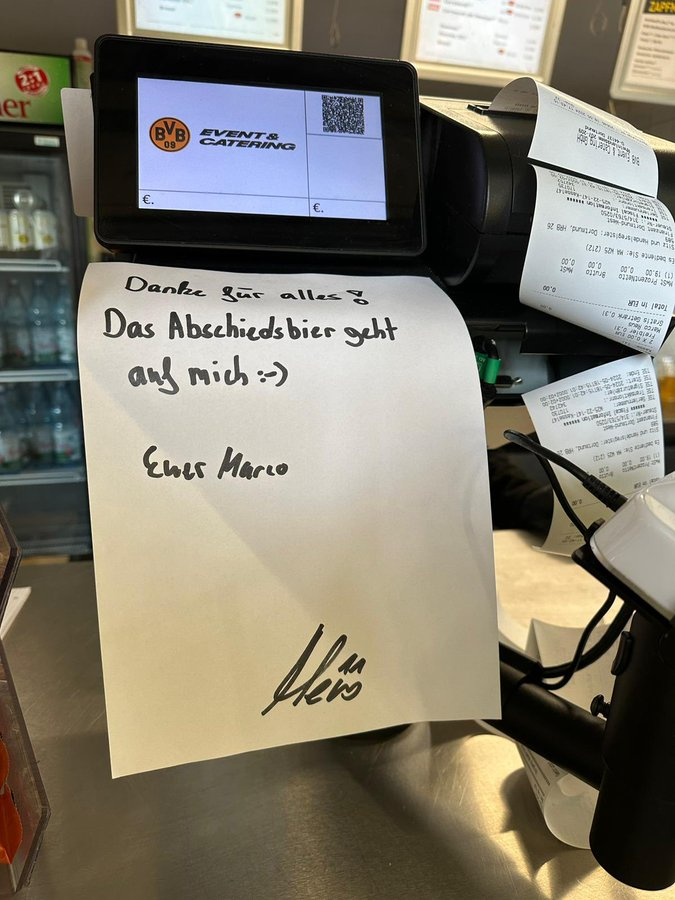Marco Reus treats the entire Südtribüne to free beer! Reus: 'Thanks for everything! The farewell beer is on me :-) Yours, Marco.' 

Reus: 'The action had been planned for a while. Carsten Cramer did a great job implementing it.'

Reus is paying the bill himself. The free beer is
