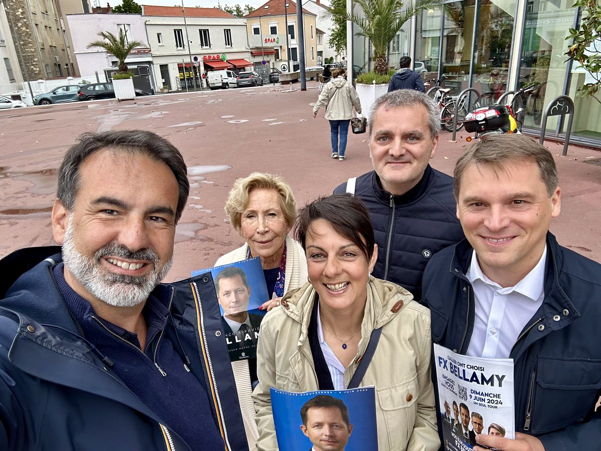 Ce matin au grand marché de Vichy, aux côtés d’Isabelle Ussel, notre candidate bourbonnaise sur la liste de @fxbellamy. Une liste qui rassemble des hommes et des femmes de terrain. Pour une Europe plus proche et mieux ancrée sur nos territoires. @Aguilera_Fred