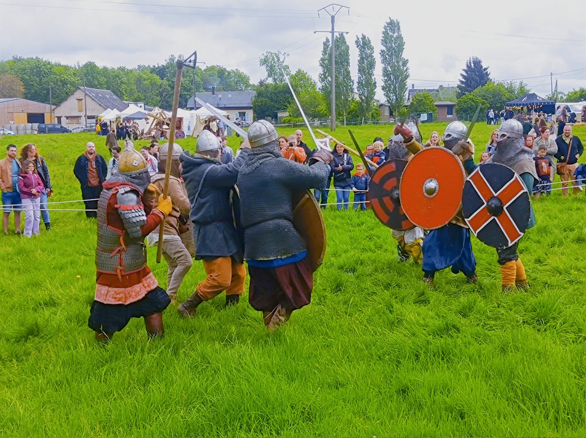 #Ruralité 

J'achève ma journée sur le terrain à la fête des Vikings à #Selincourt (80). 

La reconnaissance des bénévoles des comités des fêtes qui œuvrent pour créer du lien social est indispensable !