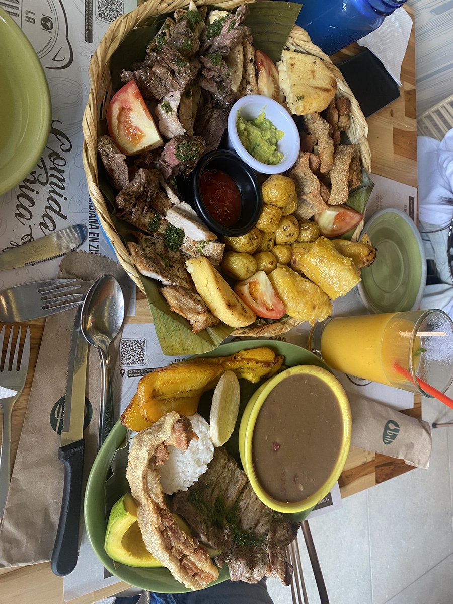 SecretoDefi's tweet photo. Anoche me despedí de Bogotá 👋🏼

Antes de irme me tocó probar un picada, los frijoles y una arepa choclo 

No es por nada, pero todo estaba espectacular y el pueblo de Zipaquirá muy bonita 👌🏼

Hoy os estoy escribiendo desde Pereira antes de llegar a Salento 

Pereira no me ha gustado mucho la verdad, muy caótico, mucho agobio y me he sentido observado bastante rato…

Dicho esto, con ganas de ver el eje cafetero y disfrutar de las aguas naturales termales de San Vicente 😍

¡Ya os mostraré más fotos!

Que tengáis un buen sábado