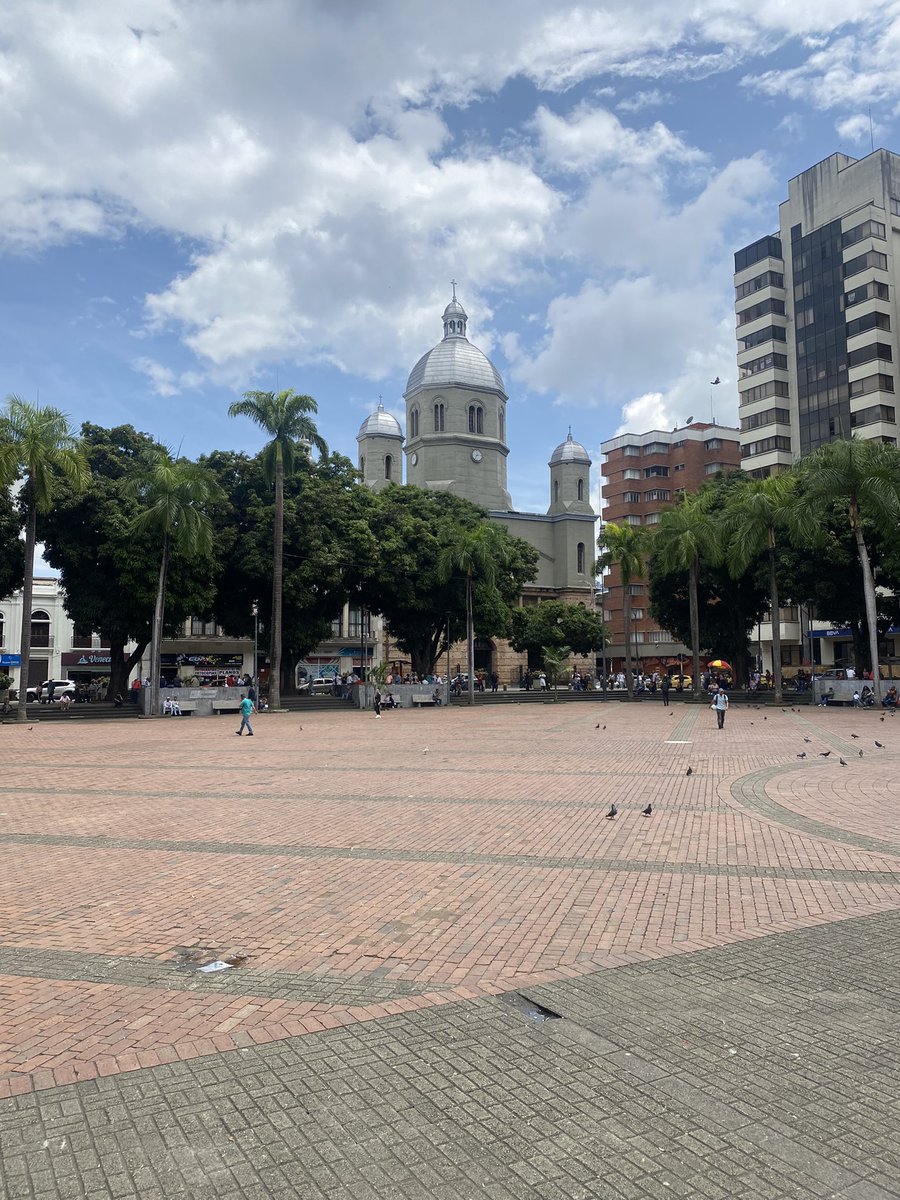 SecretoDefi's tweet photo. Anoche me despedí de Bogotá 👋🏼

Antes de irme me tocó probar un picada, los frijoles y una arepa choclo 

No es por nada, pero todo estaba espectacular y el pueblo de Zipaquirá muy bonita 👌🏼

Hoy os estoy escribiendo desde Pereira antes de llegar a Salento 

Pereira no me ha gustado mucho la verdad, muy caótico, mucho agobio y me he sentido observado bastante rato…

Dicho esto, con ganas de ver el eje cafetero y disfrutar de las aguas naturales termales de San Vicente 😍

¡Ya os mostraré más fotos!

Que tengáis un buen sábado