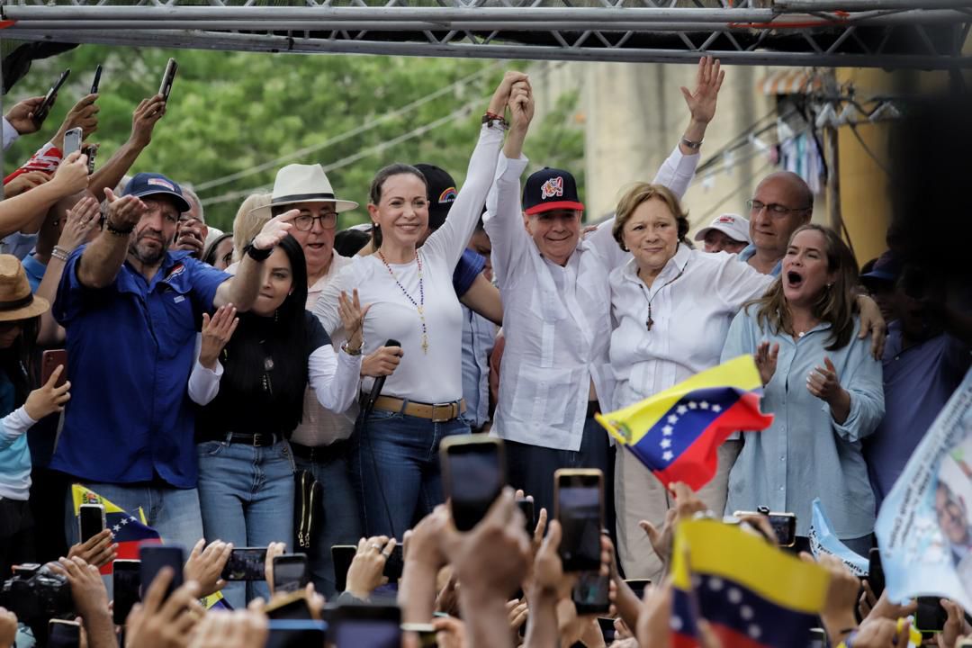 La foto del día.

María Corina y los partidos de la Plataforma Unitaria junto a Edmundo en La Victoria.