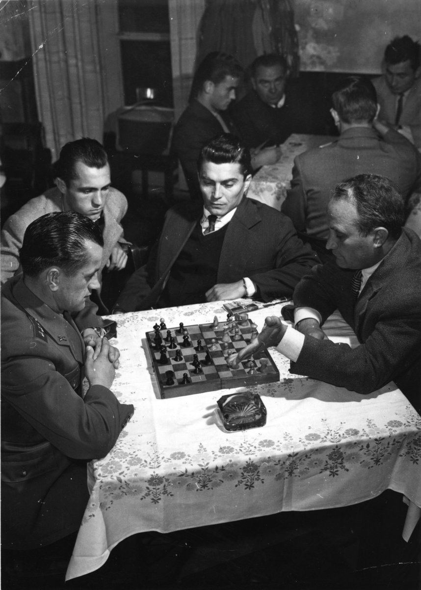 Budapest, 1957. The players are unknown, but the figure in the centre is the footballer Antal Kotász (1929-2003), who played at left back for the local club Honvéd and the Hungarian national team, winning 34 caps between 1954 and 1961. (📷via fortepan.hu.) #chess