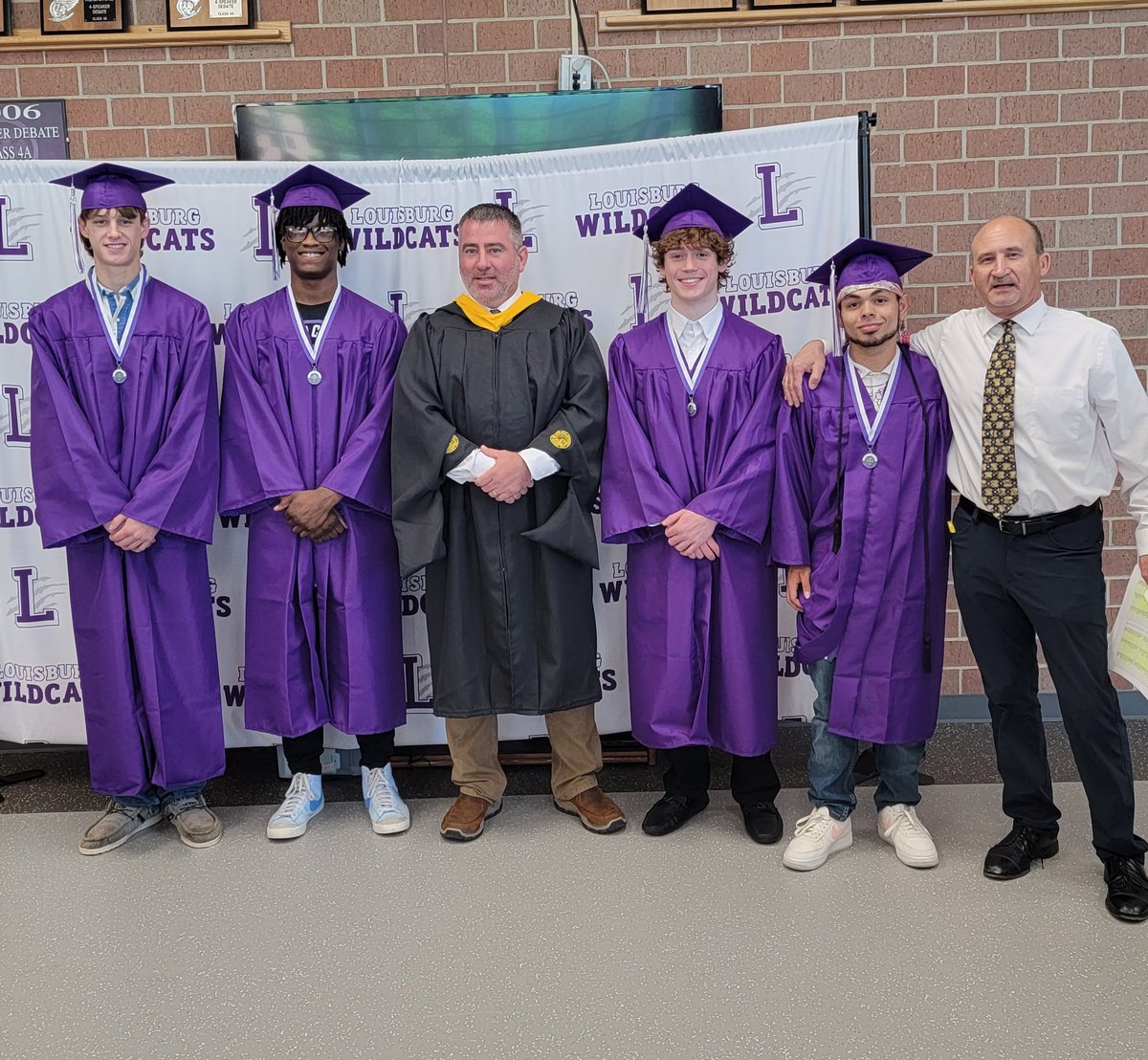 So proud of the LHS Wrestling class of 2024!

Missing our senior manager Isabel Bond and Assistant Coach Shawn Crossley though.

#WildcatWrestling #ClassOf2024