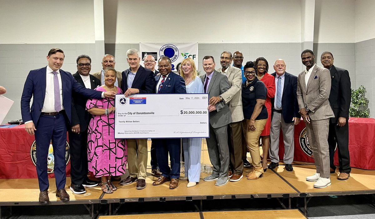 RepTroyCarter's tweet image. When I learned about the deteriorating gas lines in @CityofDville, I committed to doing everything in my power to help fix the problem. I was thrilled to secure $4 million in FY 2023 #CommunityProjectFunding to begin the process of replacing them. Yesterday we celebrated a $20…