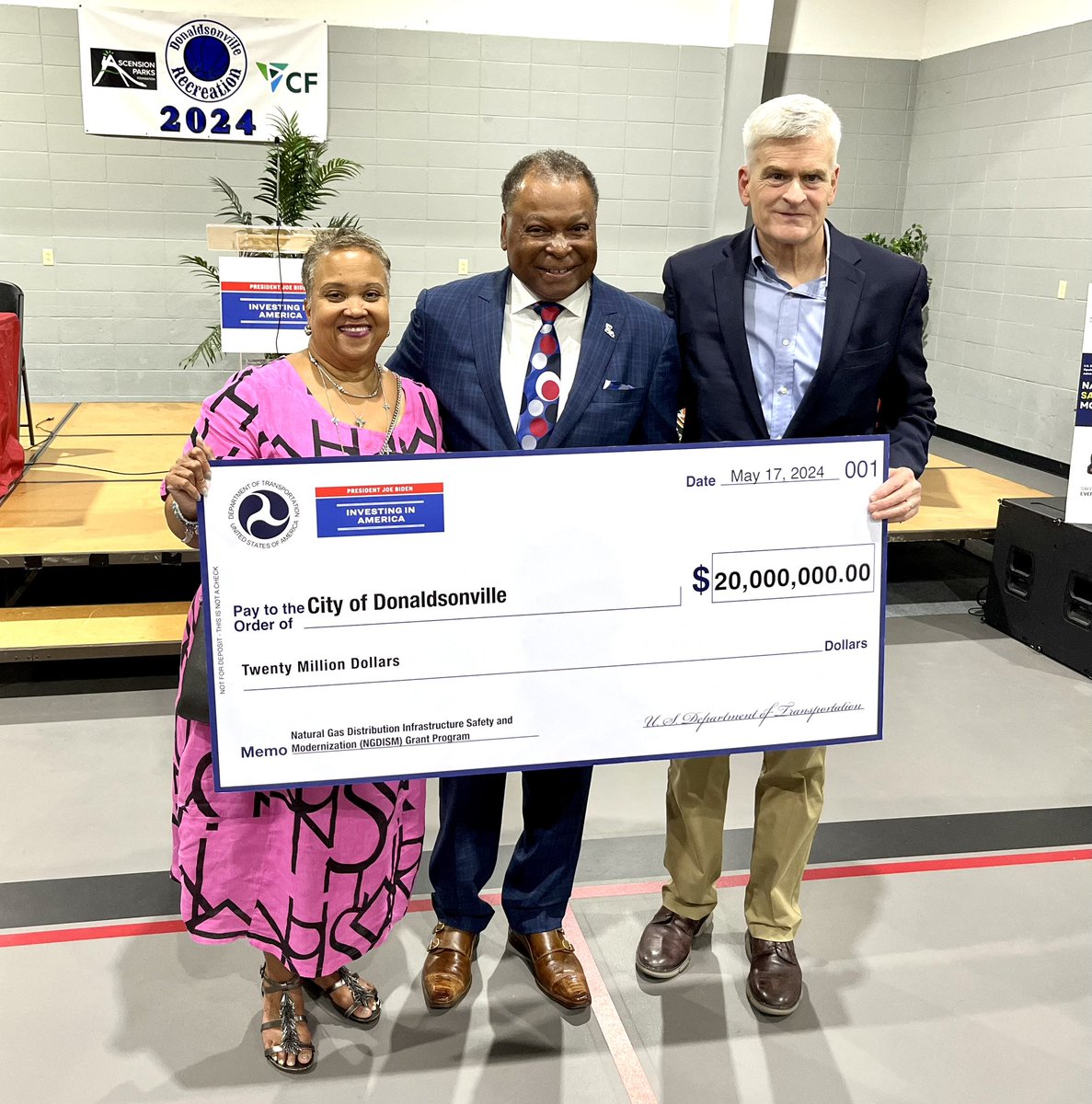 RepTroyCarter's tweet image. When I learned about the deteriorating gas lines in @CityofDville, I committed to doing everything in my power to help fix the problem. I was thrilled to secure $4 million in FY 2023 #CommunityProjectFunding to begin the process of replacing them. Yesterday we celebrated a $20…