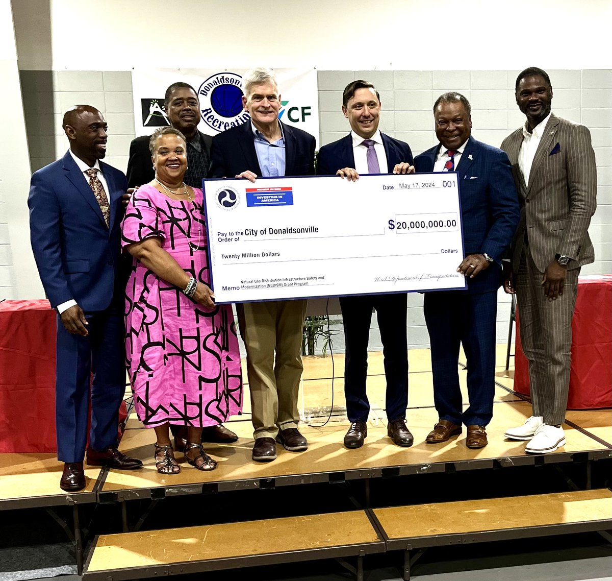 RepTroyCarter's tweet image. When I learned about the deteriorating gas lines in @CityofDville, I committed to doing everything in my power to help fix the problem. I was thrilled to secure $4 million in FY 2023 #CommunityProjectFunding to begin the process of replacing them. Yesterday we celebrated a $20…