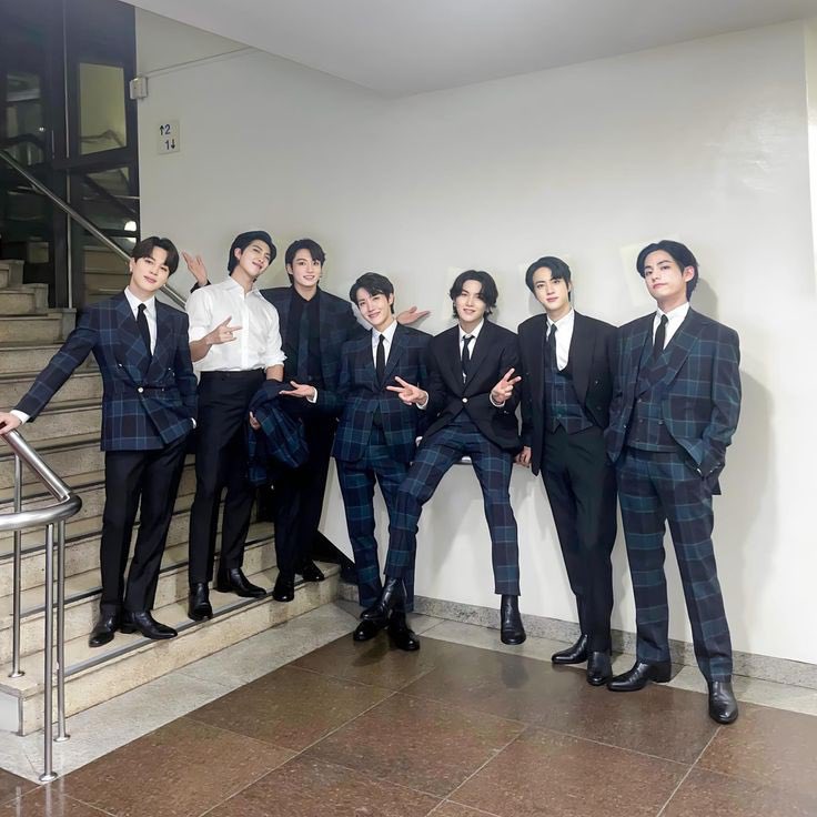 outrodust's tweet image. thank you for always being here with me through ups and downs while finding my own path, love you my youth🥹🤍 @BTS_twt @pledis_17