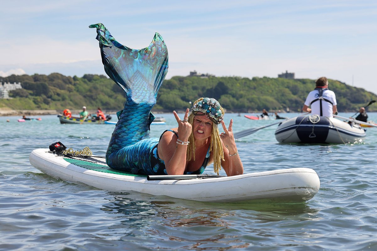 Happening at the same time as similar protests at more than 30 locations across the UK, hundreds of people took part in a mass paddle-out organised by @sascampaigns in Falmouth today to protest against sewage pollution in the sea and rivers. More pix here: cornwalllive.com/news/cornwall-…