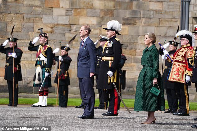 On Friday, HRH’s Duke & Duchess of Edinburgh attended the Ceremony of the Keys - at the Palace of Holyroodhouse. The tradition happens when the monarch or his representatives makes a visit, receiving the Edinburgh City keys from Lord Provost Councillor Robert Aldridge. 🔑