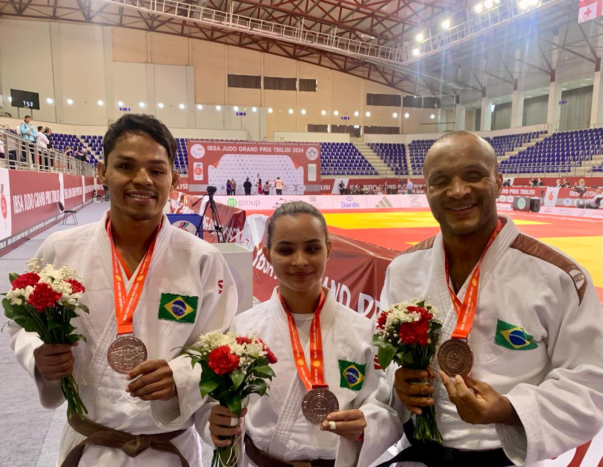 BRASIL NO PÓDIO! 🇧🇷🥋 Brasil conquista duas pratas e um bronze no primeiro dia do Grand Prix da @IBSABlindSports de judô paralímpico, na Geórgia. Saiba mais: bit.ly/44MESDm