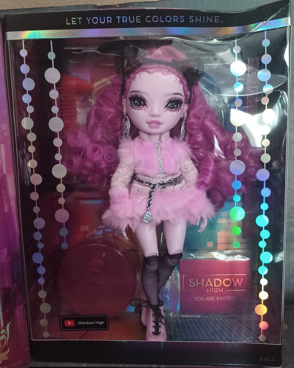 I went to Walmart earlier and found one last Costume Ball doll on sale for $11, so I snatched her up, even if she has a wonky eye. I also picked up two of the RH blind boxes that are still around $5 at my Walmart for N and V to review!🖤💜