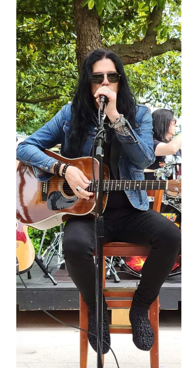 A wonderful pic of Todd @todddammitkerns performing a show outdoors 🎶 ♥🌿🍃 Credit photo owner📷 #ToddKerns #Superstar #multitalented
