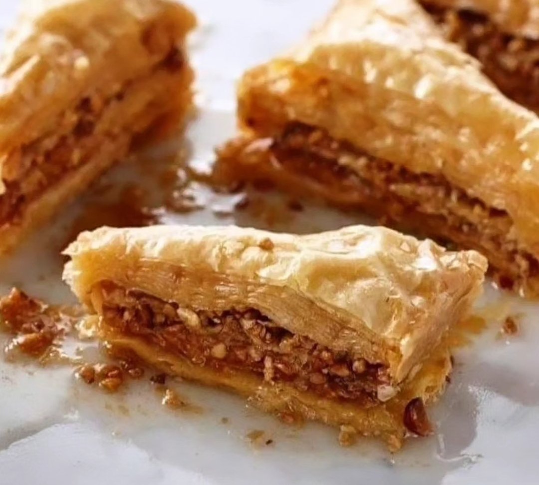 Treat yourself to PI·RHO's authentic BAKLAVA! 🍯 These beauties are crafted with layers of phyllo pastry, mixed nuts, and covered in a delicate syrup. Yum! 

#Ottawa #Baklava #FreshGreekGrill 🇬🇷